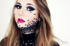 schminken halloween ideen für alle damen, kleine spinnen auf dem gesicht, rosarote lippen, lange haare, hexe verkleidung Halloween Makeup Diy, Halloween Fest, Halloween Makeup Easy, Halloween Costumes Makeup, Spider Woman, Halloween Make Up