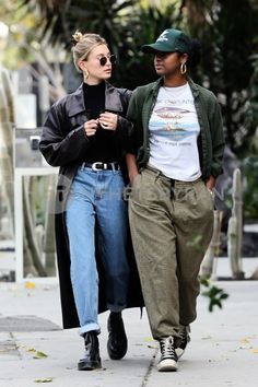 Hailey Baldwin Street Style, Look 80s, Hailey Bieber Outfits, Hailey Baldwin Style, Casual Chic Outfits, Walking Down The Street, Looks Street Style, Celebrity Street Style, Casual Chic Outfit