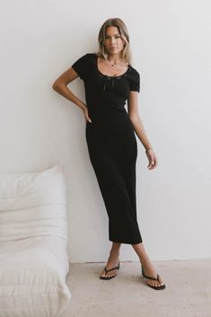 Maxi knit dress in black Long Sleeve Square Neck Dress, Long Black Dress Outfit, Velvet Midi Dress, Black Dress Outfits, Black Sweater Dress, Square Neck Dress, Pleated Midi Dress, Long Black Dress, Summer Style Casual