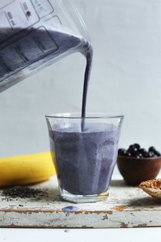 Almond Butter Blueberry Smoothie with Chia and Flax. Healthy, naturally sweet, NUTRIENT-PACKED! Almond Milk Smoothie Recipes, Almond Butter Smoothie, Flaxseed Meal, Turmeric Smoothie, Berry Smoothie Recipe, Perfect Healthy Breakfast, Smoothies With Almond Milk, Blueberry Smoothie, Minimalist Baker