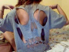 skull shirt Skull Cutout, Upcycle Clothes Diy, Under Your Spell, Diy Clothes Design, Lindsay Lohan, Skull Shirts, Swaggy Outfits, Mode Inspo, Cut Shirts