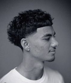 Curly edgar Edgar Curly Hair, Taper Fade Haircut Wavy Hair, Hairstyles For Men Short New Looks, Men Low Taper, Low Taper Edgar, Taper Fluffy Hair, High Taper Edgar, Edgar Short Hair