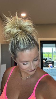 Easiest Messy Bun Ever, Easy Messy Hairstyles For Medium Hair, Casual Updos For Medium Hair, Bun Hacks, Fine Hair Tips, Hair Doos