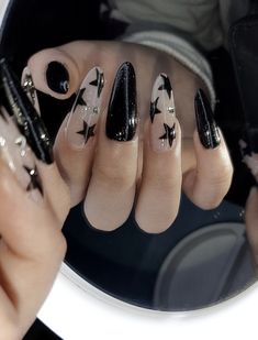 Nail Yk2, Nail Star Ideas, Nails Edgy Grunge, Alt Almond Nails, Rockstar Nails Aesthetic, Alt Nail Inspo Almond, Black Nails Star Design, Nail Ideas Goth, Black Nails W Stars