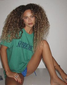 Miami Fits, Biracial Women, Dyed Curly Hair, Honey Brown Hair, Blonde Curly Hair, Blonde Curls, Beautiful Curly Hair, Honey Hair, Black Curly Hair