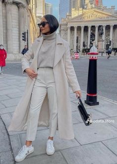 15 Must-Have Fall Travel Outfits: Your Ultimate Guide to an Autumn Getaway Italy Women Fashion, Autumn Winter Outfits 2024, Paris Style Winter, Winter Outfits With Sneakers, Fall Sneakers Outfit, Eurotrip Outfits, Milan Outfits, Madrid Outfits, Winter Sneakers Outfit