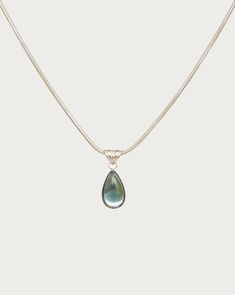 Le collier Waterdrop capture l'essence de la beauté naturelle dans sa conception. D'une fabrication exquise, ce collier est doté d'un pendentif captivant en forme de goutte d'eau qui éblouit d'un éclat brillant. Le pendentif est délicatement suspendu à une chaîne délicate, créant une apparence élégante et raffinée qui complète parfaitement n'importe quelle tenue.
 
 
 Matériaux :Acier inoxydable plaqué platine, résine
 
 
 Mesures : 380 mm/14,96" de longueur, 50 mm/1,97" de longueur d'extension. En Route Jewelry, Peridot Green, Dainty Chain, Marine Blue, Labradorite Pendant, Belleza Natural, Water Drops, Handmade Necklace, Green Stone