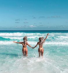 Beaches Poses, Fun Beach Picture Ideas, Beaches Quotes, Bestie Beach Photos, Beaches Outfit, Beach Picture Poses, Beach Best Friends, Photoshoot Friends, Beach Poses With Friends