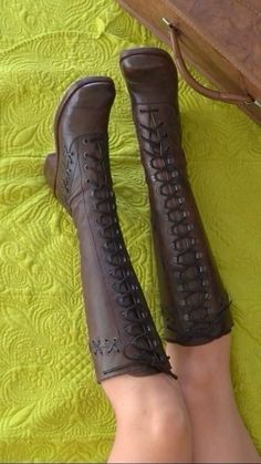 How To Style Boots, Vintage Lace Up Boots, Lace Up Boot Outfit, Vestiti In Jeans, Laced Up Boots, Boots Aesthetic, Brown Boots Outfit, Dr Shoes