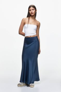 Satynowa spódnica średniej długości z bieliźnianą talią. Fitted A-line Satin Skirt, Blue Fitted Silk Skirt, Light Blue Satin Skirt, Blue Satin Evening Skirt, Blue Fitted Satin Skirt, Pull N Bear, Satin Midi Skirt, Pull & Bear, Young Fashion