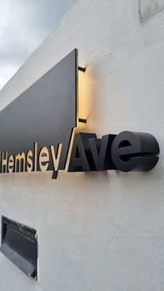 there is a black and gold sign on the side of a building that says, shemsley ave