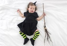 DIY Toddler Halloween Costumes - Easy costumes you can make in 15 or less with items you own. Easy witch costume Easy Witch Costume, Diy Toddler Halloween Costumes, Diy Alien Costume, Diy Astronaut Costume, Toddler Witch Costumes, Baby Witch Costume, Diy Scarecrow Costume, Sister Halloween Costumes, Witch Costume Diy