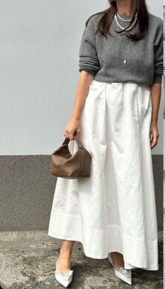 Midi Skirt Outfit Business Casual, Linen In Fall, Cocktail Chic Attire Women, White Poplin Skirt Outfit, Poplin Skirt Outfit, White Midi Skirt Outfit, Parisian Summer Style, Midi Skirt Outfit, 가을 패션