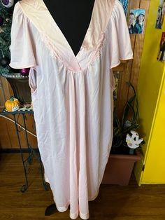 This is in great shape for age. Measurements are approximately 25 inches to fit flat 39 inches taped to bottom. This is smoke-free. Thank you so much for looking. Have an amazing day I appreciate you. Pink Spring Nightgown For Sleep, Pink Summer Nightgown, Pink Short Sleeve Nightgown For Spring, Pink Short Sleeve Nightgown For Pajama Party, Pink V-neck Nightgown For Sleep, Pink V-neck Nightgown, Feminine Pink Short Sleeve Nightgown, Feminine Pink V-neck Nightgown, V-neck Summer Sleepwear For Hospital