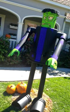 an inflatable halloween costume is sitting on the lawn