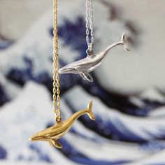 This Blue whale necklace is exquisitely detailed, showcasing this magnificent marine animal’s unique beauty and elegant movement.Our whale necklace is sure to become your most treasured piece, it’s perfect for adding a bit of sparkle to a casual look, and makes the ideal gift for nature lovers.These gentle giants of the sea are the largest animals that have ever lived, measuring a whopping 30 metres long and weighing over 200 tonnes in real life.100% handmade in Hatton Garden, London from recycl Nautical Necklace, Surf Jewelry, Whale Necklace, Alternative Wedding Rings, Holiday Necklace, Wire Wrapped Jewelry Diy, Gold Flower Ring, Gold Animals, Beach Necklace