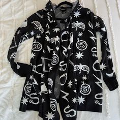 Thick Harry Potter Open Cardigan From Hot Topic. Gifted To Me And Never Worn B/C It’s Too Big. Perfect For The Season! Harry Potter Sweater, Hot Topic Sweaters, Open Cardigan, Hot Topic, Harry Potter, Sweaters For Women, Women Shopping, Black, Color