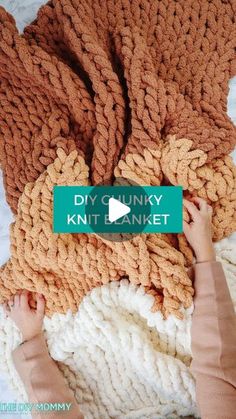 someone is knitting a chunky knit blanket with the words diy chunky knit blanket