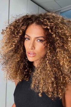 Brown Hair with Highlights Ideas for Any Hair Hairstyle Cornrows, Caramel Blonde Hair Color, Stacked Inverted Bob, Crazy Curly Hair, Inverted Bob Haircut, Blonde Hair Colour Shades, Caramel Blonde Hair, Hair With Highlights, Brown Curly Hair