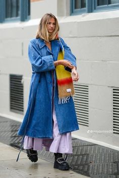 Trenchcoat Outfit, Coat Street Style, Oufits Casual, Street Style Winter, Street Style Inspiration, Cool Street Fashion, Denim Coat, Looks Style, Mode Inspiration