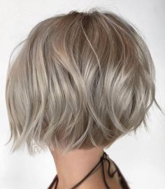 Choppy Rounded Ash Blonde Bob Popelavá Blond, Grey Bobs, Blond Pixie, Ash Blonde Short Hair, Ash Blonde Bob, Κούρεμα Bob, Short Bobs, Cool Short Hairstyles, Balayage Blonde