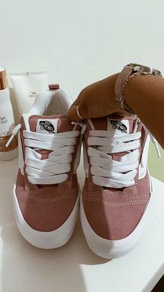 Vans Aesthetic, Rose Aesthetic, Vans Outfit, Dr Shoes, Pink Vans, All Stars Converse