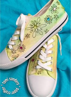 Painting On Sneakers, Canvas Shoe Designs, Altered Shoes, Tennis Crafts, Canvas Tennis Shoes