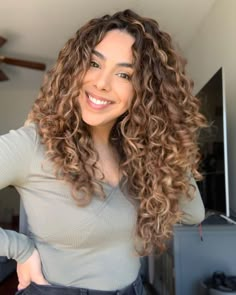 Perfect Curly Hair, Natural Curly Hair Cuts, Dyed Curly Hair, Highlights Curly, Highlights Curly Hair, Brown Curly Hair, Colored Curly Hair, Curly Hair Inspiration, Curly Girl Hairstyles