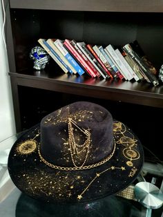 Sígueme en instagram @pinta.tus.suenos Bleaching Clothes, Witchy Outfits, Mad Hat, Cowboy Aesthetic, Felt Cowboy Hats, Painted Hats, Festival Hat