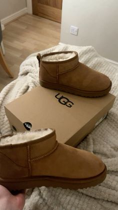 Uggs Mini Aesthetic, Ugg Boot Mini, Mini Ultra Ugg, Classic Ultra Mini Ugg, Ugg Boots Mini, Ultra Mini Uggs Outfit