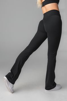 Our Cloud II Trouser is designed for the ultimate comfort whether you are enjoying your workout of the day or stopping by your favorite coffee shop. This pant offers medium support and compression to accentuate your assets. Workout Of The Day, Flare Yoga Pants, Squat Proof, Athletic Apparel, The Cloud, Toe Designs, Working Out, Workout Shorts, Trousers Women