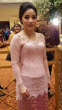 Tunik Brokat, Blouse Brokat, Payet Kebaya, Kebaya Muslim, Kebaya Dress, Bridesmaid Attire, Lace Dress Styles, Myanmar Traditional Dress