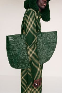 Resort 2024 Collection, Edgy Bags, Leather Trend, Resort 2024, Luxury Outerwear, Burberry Prorsum, Trending Handbag, Burberry Handbags, Bag Trends