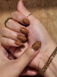 #talaveranails #talavera #mexicannails #mexican  #mexicanart #nails #nailsinspo #mexico #cantarito #uñas #artemexicano #nailsarts #nailart Mexico Gel Nails, Talavera Nails Brown, Fall Mexican Nails, New Mexico Nails Art Designs, Cute Mexico Nails, Aztec Print Nails, Mayan Nails, Mexican Jarrito Nails, Hacienda Nails