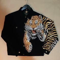 Ropa Upcycling, Denim Ideas, Pola Sulam, Embroidery Designs Fashion, Painted Clothes, A Tiger, Embroidery Fashion, Fashion Design Clothes, Designer Clothes For Men