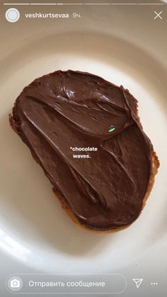 a chocolate frosted cookie on a white plate with the words chocolate waves written in russian