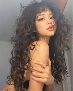 give crédits @/tezukie on instagram. Hair Claims Curly, Asian Girl With Curly Hair, Curly Hair Asian Girl, Curly Hairstyles Asian, Hime Cut Curly Hair, Wavy Asian Hair, Asian Wavy Hair, Female With Brown Hair, Tyla Hair