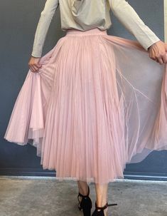 pink tulle skirt wedding party vocation skirt size M  Details :  Color: pink Size: M  Elastic waist  Material: Tulle lining inside  Measurements: *Waist: 12 inches across lay flat ( 24 inches around); can stretch to 19 inches wide (38 inches around). *Skirt length: 32 inches long Weight:  Appropriate 1 lb 5oz Care: Hand wash/Dry clean * Model's height is 5'7'' and waist is 28 inches, and is wearing size M  ---------------------------------------- Tulle Skirt Wedding, Pink Tulle Skirt, Springfield Mo, Pink Tulle, Skirt Length, Lay Flat, Tulle Skirt, Wedding Party, Elastic Waist