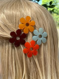 Our Stockholm Hairclip is the perfect choice for a vintage-inspired look. This retro flower hairclip provides a secure hold to keep your hair in place. Suitable for all hair types. Y2k Hair Accessories Aesthetic, 70s Hair Clips, Cool Hair Clips, Short Hair Clips, 70s Products, 70s Hair Accessories, 70s Accessories Jewelry, Museum Fits, Pin Back Bangs