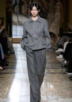 Fall 2023 Ready To Wear, Style Parisienne, Color Trends Fashion, 2023 Ready To Wear, Ermanno Scervino, Gray Suit, Fall 2023, Effortless Chic