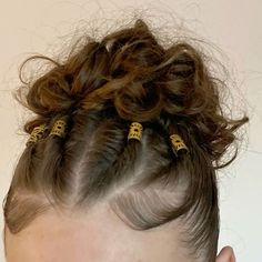 Short Hair Curly Ponytail, Hair Cuffs Hairstyles Curly, Hair Styles With Gold Cuffs, Hairstyles With Gold Accessories, Curly Hair Accessories Ideas, Hairstyles With Hair Rings, Bun With Curly Hair, Hair Rings Hairstyles, Hairstyles With Edges