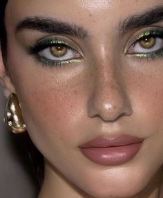 green eye makeup, green aesthetic, makeup, makeup look, makeup inspo, makeup ideas Pink Glossy Lips Aesthetic, Boho Makeup Ideas, Green Aesthetic Makeup, Halloween Makeup Pink, Glossy Lips Aesthetic, Black Eyes Makeup, Ribbon Makeup, Green Eye Makeup