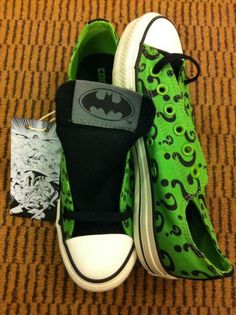 The Riddler Converse Shoes...Despite the fact that I'm not really a converse-shoe type of person.. I really like these xD Grunge Shoes Sneakers, Batman Converse, Batman Shoes, Grunge Shoes, The Riddler, Batman Stuff