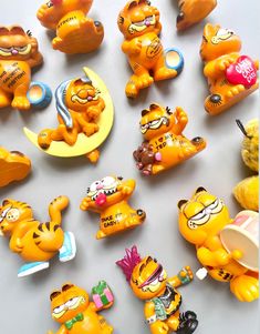 there are many small toys that look like garfield the cat and other animals on this table