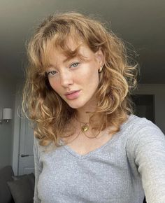 Naturally Wavy Hair Cuts, Medium Curly Haircuts, Layered Curly Hair, Blonde Wavy Hair, Layered Haircuts For Medium Hair, Curly Hair Photos, Blonde Curly Hair, Wavy Haircuts, Natural Wavy Hair