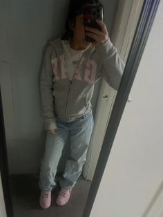 Hoodie gap, pants pacsun, shoes triple pink dunks, white long sleeve shirt shein Outfit With 3s, Fog Dunks Outfit, Outfit Ideas For School 7th Grade, Pink Gap Hoodie Outfit, Red Gap Hoodie Outfit, Pink Dunks Outfit Ideas, Cute Fits For School Baddie, Outfits For School Dress Code, Hairstyles For Hoodies