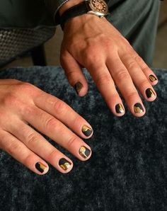 Met Gala Nail Looks by Celebrity Manicurist Julie Kandalec - Full Service - Modern Salon Nail Boy, Man Manicure, Sparkly Black Nails, Nail Designs Black, Black Nail Art Designs, Men Nails, Man Nails, Mens Manicure, Gold Gel Nails