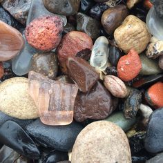 some rocks and gravel on top of each other