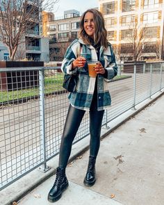 Doc Martin Outfits, Doc Martens Outfits, Combat Boot Outfit, Shacket Outfit, Dr Martens Outfit, Leather Leggings Outfit, Look Rock, Outfits Petite, Cute Fall Outfits