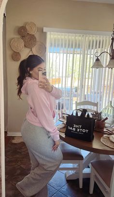 lounge comfy Whole Foods Outfit, Latina Comfy Outfit, Winter Outfits Latina, Thick Latina Outfits, Cute Road Trip Outfits, Thick Fit Body Goals Curvy, Curvy Latina Fashion, Cute Latina Outfits, Chubby Outfit Ideas